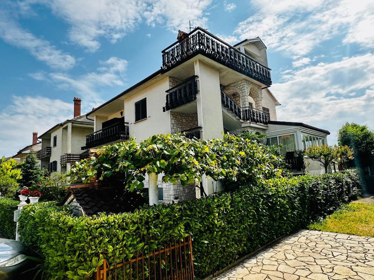 Casa Blanca Apartment Umag Exterior photo